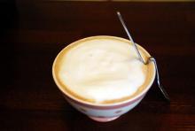 Ein Schälchen Frankreich: Milchkaffee bei Parlez-vous Gourmet in Köln-Sülz (Foto: Sebastian A. Reichert)