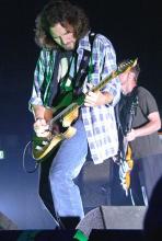 Eddie Vedder: Keine große Show, kein Brimborium - bei Pearl Jam geht's um Musik. (Foto: Helmut Löwe) Eddie Vedder: Keine große Show, kein Brimborium - bei Pearl Jam geht's um Musik. (Foto: Helmut Löwe)