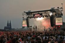 Mit Blick auf den Kölner Dom konnte das Publikum am Donnerstagabend Phoenix live erleben. (Foto: Telekom Streetgigs) Mit Blick auf den Kölner Dom konnte das Publikum am Donnerstagabend Phoenix live erleben. (Foto: Telekom Streetgigs)