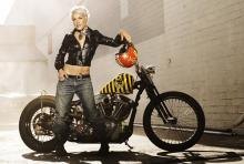 Steht auf schwere Maschinen: Pink knatterte auf ihrer "Funhouse"-Tour auf einem Motorrad über die Videowürfel. (Foto: Andrew Macpherson) Steht auf schwere Maschinen: Pink knatterte auf ihrer "Funhouse"-Tour auf einem Motorrad über die Videowürfel. (Foto: Andrew Macpherson)