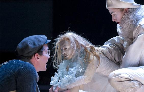 Zärtliche Begegnung zwischen dem angehenden Glasbläser Michel (Yuri Englert) und Pippa, geführt von Magda Lena Schlott. Foto: David Baltzer / Schauspiel Köln Zärtliche Begegnung zwischen dem angehenden Glasbläser Michel (Yuri Englert) und Pippa, geführt von Magda Lena Schlott. Foto: David Baltzer / Schauspiel Köln