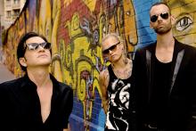 Brian Molko, Steve Forrest und Stefan Olsdal (v.l.n.r.): fahren mit ihrem melancholischen Alternativrock riesige Erfolge ein. Brian Molko, Steve Forrest und Stefan Olsdal (v.l.n.r.): fahren mit ihrem melancholischen Alternativrock riesige Erfolge ein.