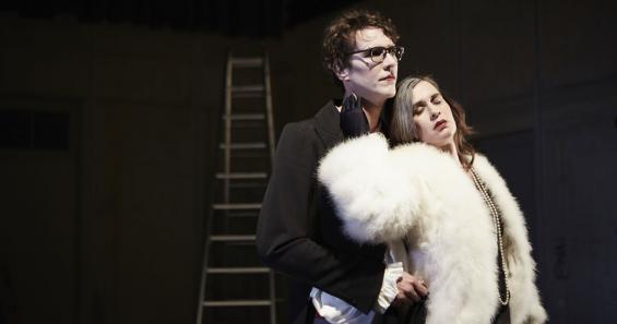 Melanie Kretschmann und Yuri Englert untersuchen in Wir wollen Plankton sein die Folgen der Liebe und des Schauspielens. Foto: Tommy Hetzel / Schauspiel Melanie Kretschmann und Yuri Englert untersuchen in Wir wollen Plankton sein die Folgen der Liebe und des Schauspielens. Foto: Tommy Hetzel / Schauspiel