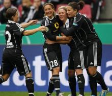 Frankfurts Torschützin Svenja Huth (M) feiert mit Meike Weber (l-r), Sandra Smisek und Dzsenifer Marozsan das 1:0. Frankfurts Torschützin Svenja Huth (M) feiert mit Meike Weber (l-r), Sandra Smisek und Dzsenifer Marozsan das 1:0.