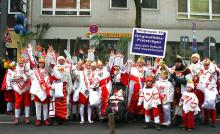 Jede Menge Dreigestirne: Dafür erhielten die "Raderdollen Merheimer" den Originalitätspreis und durften beim Rosenmontagszug mitgehen. Foto: Jürgen Schön Jede Menge Dreigestirne: Dafür erhielten die "Raderdollen Merheimer" den Originalitätspreis und durften beim Rosenmontagszug mitgehen. Foto: Jürgen Schön