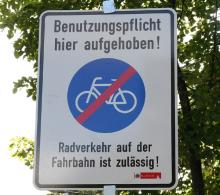 Straße oder Radweg: Diese Schilder weisen den Radfahrer auf seine Wahlmöglichkeit hin. Und warnen die Autofahrer. Foto: Jürgen Schön Straße oder Radweg: Diese Schilder weisen den Radfahrer auf seine Wahlmöglichkeit hin. Und warnen die Autofahrer. Foto: Jürgen Schön