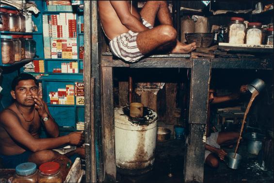 Raghubir Singh Ein Geschäft für Zigaretten und Tee in Süd-Kalkutta, 1987 Farbfotografie 24,6 x 36,8 cm Museum Ludwig, Köln © Succession Raghubir Singh Foto: Rheinisches Bildarchiv Köln