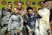 Wo Rammstein auftreten, geht's heiß her: Die Berliner (hier bei den MTV Europe Music Awards) geizen bei ihren Konzerten nicht mit Pyrotechnik und Flammen. (Archivfoto: ddp) Wo Rammstein auftreten, geht's heiß her: Die Berliner (hier bei den MTV Europe Music Awards) geizen bei ihren Konzerten nicht mit Pyrotechnik und Flammen. (Archivfoto: ddp)