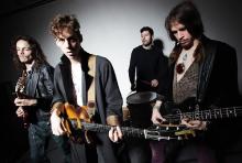 Razorlight: haben Ende Januar einen erneuten Personalwechsel vorgenommen und Björn Agren und Carl Dalemo durch Gus Robertson an der Gitarre und Freddie Stitz am Bass ersetzt. Razorlight: haben Ende Januar einen erneuten Personalwechsel vorgenommen und Björn Agren und Carl Dalemo durch Gus Robertson an der Gitarre und Freddie Stitz am Bass ersetzt.