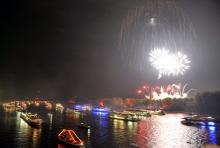 Das riesige Feuerwerk bei Rhein in Flammen taucht Fluss und Ufer in ein buntes Lichtermeer. (Foto: dapd) Das riesige Feuerwerk bei Rhein in Flammen taucht Fluss und Ufer in ein buntes Lichtermeer. (Foto: dapd)