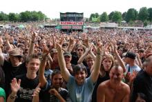 Musikfans, soweit das Auge reicht: Die Bonner Rheinkultur - eines der größten deutschen Festivals. (Foto: Helmut Löwe) Musikfans, soweit das Auge reicht: Die Bonner Rheinkultur - eines der größten deutschen Festivals. (Foto: Helmut Löwe)