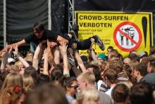 Auf der Rheinkultur wird nicht alles ernst genommen: Crowdsurfen trotz Verbotes. (Foto: Helmut Löwe) Auf der Rheinkultur wird nicht alles ernst genommen: Crowdsurfen trotz Verbotes. (Foto: Helmut Löwe)