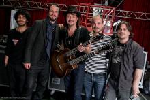 Juri Rother, Thorsten Willer, Richie Sambora, Pierre Pihl und Charley Corbiaux (v.l.n.r.): plaudern zusammen kurz vor dem Auftritt. (Foto: Helmut Löwe) Juri Rother, Thorsten Willer, Richie Sambora, Pierre Pihl und Charley Corbiaux (v.l.n.r.): plaudern zusammen kurz vor dem Auftritt. (Foto: Helmut Löwe)