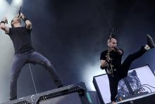 Sänger Tim McIlrath und Gitarrist Zach Blair: Bei Rise Against wird nicht gelangweilt auf der Bühne heumgestanden. (Foto: dapd) Sänger Tim McIlrath und Gitarrist Zach Blair: Bei Rise Against wird nicht gelangweilt auf der Bühne heumgestanden. (Foto: dapd)