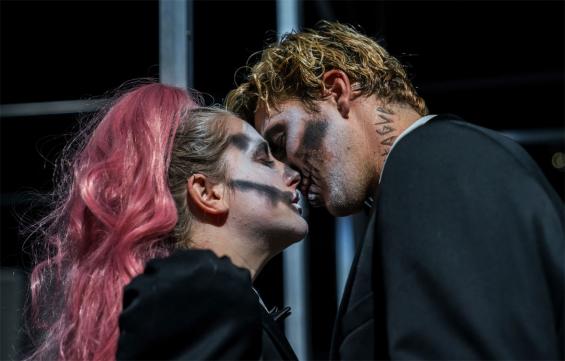 Beim Maskenball hat es gefunkt: Die tragische Liebesgeschichte zwischen Julia (Kristin Steffen) und Romeo (Thomas Brandt) nimmt ihren Lauf. Foto: Krafft Angerer / Schauspiel Beim Maskenball hat es gefunkt: Die tragische Liebesgeschichte zwischen Julia (Kristin Steffen) und Romeo (Thomas Brandt) nimmt ihren Lauf. Foto: Krafft Angerer / Schauspiel