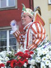 Großzügig zu den jecken Untertanen: Prinz Karneval wirft Kamelle aus vollen Händen. (Foto Helmut Löwe)