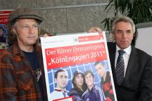 Wofgang Niedecken und Jürgen Roters  mit dem Plakat zum Ehrenamtspreis.