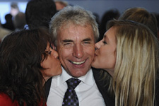 Wahlsieger Jürgen Roters wird von Ehefrau Angela und Tochter Teresa gebützt.