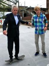 Kölns Oberbürgermeister versucht sich auf dem Skateboard. (Foto: Müller - Facebook-Seite Jürgen Roters) Kölns Oberbürgermeister versucht sich auf dem Skateboard. (Foto: Müller - Facebook-Seite Jürgen Roters)
