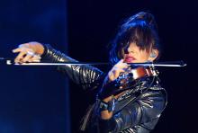 Anne Phoebe: Die Violinistin im glitzernden Catsuit war Blickfang der zwölfköpfigen Truppe. (Foto: Helmut Löwe) Anne Phoebe: Die Violinistin im glitzernden Catsuit war Blickfang der zwölfköpfigen Truppe. (Foto: Helmut Löwe)
