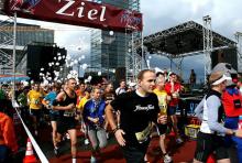 Laufen für den Guten Zweck: Beim Run Of Colours unterstützen die Sportler mit ihrem Lauf die Aidshilfe Köln. (Foto: Fabian Schmelcher) Laufen für den Guten Zweck: Beim Run Of Colours unterstützen die Sportler mit ihrem Lauf die Aidshilfe Köln. (Foto: Fabian Schmelcher)