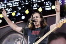 Sänger und Bassist Geddy Lee, seine Gesangstexte stammen fast alle vom Drummer Peart. (Foto: Warner Music) Sänger und Bassist Geddy Lee, seine Gesangstexte stammen fast alle vom Drummer Peart. (Foto: Warner Music)