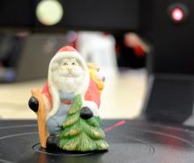 Der Digitizer scannt eine Weihnachtsmann-Figur mit einem Laserstrahl (Foto: Christian Rentrop)