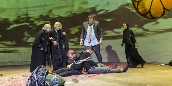 "Stirb, bevor Du stirbst": Das kommt davon, wenn man nicht zwischen Salafismus und Sufismus unterscheiden kannn... Foto: David Baltzer / Schauspiel "Stirb, bevor Du stirbst": Das kommt davon, wenn man nicht zwischen Salafismus und Sufismus unterscheiden kannn... Foto: David Baltzer / Schauspiel