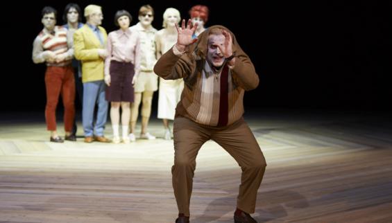 "Geschichten aus dem Wiener Wald": DIe anfängliche gute Stimmung beim Gruppenfoto hält nicht lange. © Tommy Hetzel /Schauspiel Köln "Geschichten aus dem Wiener Wald": DIe anfängliche gute Stimmung beim Gruppenfoto hält nicht lange. © Tommy Hetzel /Schauspiel Köln