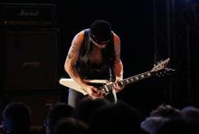 Michael Schenker in seiner Standardpose: vornüber gebeugt und in die Musik versunken. (Foto: Helmut Löwe) Michael Schenker in seiner Standardpose: vornüber gebeugt und in die Musik versunken. (Foto: Helmut Löwe)