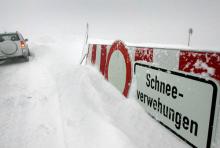 Gefahr für Autofahrer: Schneeverwehungen. (Foto: ddp)
