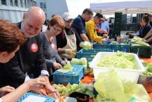 Gemüse schnibbeln macht gemeinsam mehr Spaß: Vorbereitung für die "Slow Food"-Geburtstagsfeier vor dem Schokoladenmuseum. Foto: Jürgen Schön Gemüse schnibbeln macht gemeinsam mehr Spaß: Vorbereitung für die "Slow Food"-Geburtstagsfeier vor dem Schokoladenmuseum. Foto: Jürgen Schön