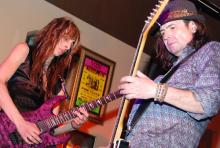 Nachwuchtalent gegen Rock-Haudegen: Dario Lorina (li.) und Motörheads Phil Campbell lieferten sich in Köln eine "lautlose Gitarrenschlacht". (Foto: Helmut Löwe) Nachwuchtalent gegen Rock-Haudegen: Dario Lorina (li.) und Motörheads Phil Campbell lieferten sich in Köln eine "lautlose Gitarrenschlacht". (Foto: Helmut Löwe)