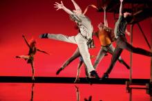 Sprünge, Drehungen und Kicks sind wesentliche Elemente der Original-Choreografie. (Foto: BB Promotion) Sprünge, Drehungen und Kicks sind wesentliche Elemente der Original-Choreografie. (Foto: BB Promotion)