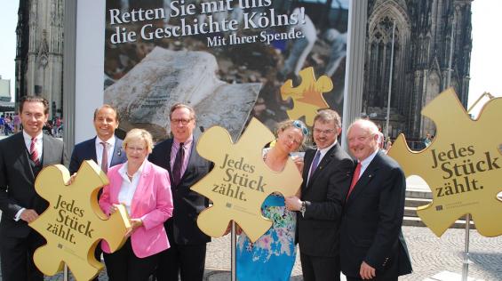 Gemeinsam fürs Stadtarchiv: Walter Passmann („Retter“ der ersten Stunde), Alexander Stotz, Bettina Schmidt-Czaja, Stefan Lafaire, Ursula Becker („Retterin“), Ulrich Soénius, Konrad Adenauer (v.l.). Foto. Jürgen Schön Gemeinsam fürs Stadtarchiv: Walter Passmann („Retter“ der ersten Stunde), Alexander Stotz, Bettina Schmidt-Czaja, Stefan Lafaire, Ursula Becker („Retterin“), Ulrich Soénius, Konrad Adenauer (v.l.). Foto. Jürgen Schön