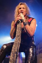 Michael Starr: singen ist nicht alles, gut aussehen gehört auch zum Rockstardasein. (Foto: Helmut Löwe) Michael Starr: singen ist nicht alles, gut aussehen gehört auch zum Rockstardasein. (Foto: Helmut Löwe)