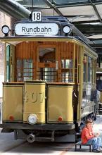 Durch einen alten Straßenbahnwagon betritt man themengerecht das Straßenbahnmuseum. (Foto: Britta Schmitz) Durch einen alten Straßenbahnwagon betritt man themengerecht das Straßenbahnmuseum. (Foto: Britta Schmitz)