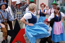 Im Dirndl wird am Rhein gejodelt: In der Krachledernen lässt's die Stunksitzung krachen. (Foto: Helmut Löwe) Im Dirndl wird am Rhein gejodelt: In der Krachledernen lässt's die Stunksitzung krachen. (Foto: Helmut Löwe)