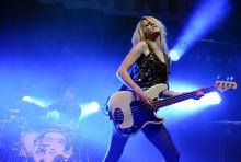 Charlotte Cooper: Nicht nur dank des glitzernden Paillettentops Blickfang der Band. (Foto: Helmut Löwe) Charlotte Cooper: Nicht nur dank des glitzernden Paillettentops Blickfang der Band. (Foto: Helmut Löwe)
