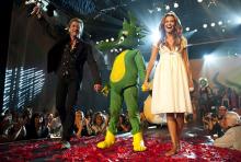 Peter Maffay, Tabaluga, Ex-Monrose-Sängerin Mandy Capristo (v.l.n.r.): stehen in "Tabaluga und die Zeichen der Zeit" auf der Bühne. (Foto: dapd) Peter Maffay, Tabaluga, Ex-Monrose-Sängerin Mandy Capristo (v.l.n.r.): stehen in "Tabaluga und die Zeichen der Zeit" auf der Bühne. (Foto: dapd)