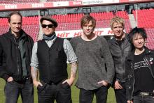 Die Toten Hosen im Kölner Stadion: Breiti, Kuddel, Campino, Andi und Vom Ritchie (v.l.n.r.). (Foto: Helmut Löwe) Die Toten Hosen im Kölner Stadion: Breiti, Kuddel, Campino, Andi und Vom Ritchie (v.l.n.r.). (Foto: Helmut Löwe)