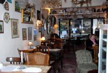 Doppelter Genuss: Selbst gemachter Kuchen und Interieur aus den 1930er Jahren, das auch gekauft werden kann (Foto: Sebastian Reichert) Doppelter Genuss: Selbst gemachter Kuchen und Interieur aus den 1930er Jahren, das auch gekauft werden kann (Foto: Sebastian Reichert)