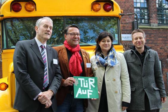 Wollen mit dem Hashtag "#türauf" Kölner Willkommenskultur für Flüchtlinge unterstützen: Louwrens Langeevoort, Hans Mörtter, Birgit Meyer und Claus-Ulrich Prölß. Foto: Jürgen Schön Wollen mit dem Hashtag "#türauf" Kölner Willkommenskultur für Flüchtlinge unterstützen: Louwrens Langeevoort, Hans Mörtter, Birgit Meyer und Claus-Ulrich Prölß. Foto: Jürgen Schön