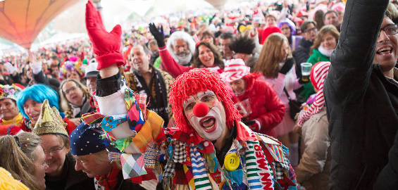 Radio-Köln-Bühne zieht Weiberfastnacht in den Tanzbrunnen 