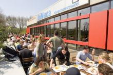 Im Sommer besonders beliebt: Die Außenterrasse der Unimensa. (Foto: Universität Köln)