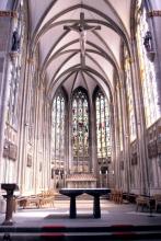 Vorderes Kirchenschiff mit Altar (Foto: Marie Neuhalfen)