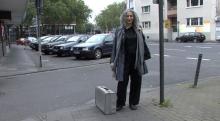 Tanya Ury mit dem Nachlass-Koffer in Köln. © NS-Dok