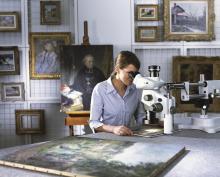 Restauratorin bei Stereomikroskopie, Abteilung für Restaurierung und Kunsttechnologie im Wallraf, Foto: Museum Restauratorin bei Stereomikroskopie, Abteilung für Restaurierung und Kunsttechnologie im Wallraf, Foto: Museum