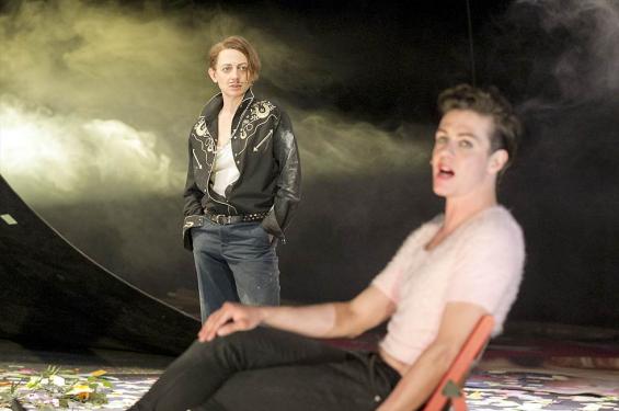 Frau ist Mann (Katharina Schmalenberg, l.) und Mann ist Frau und Mann (Niklas Koehrt) in "Wie es euch gefällt". Foto: David Baltzer / Schauspiel Frau ist Mann (Katharina Schmalenberg, l.) und Mann ist Frau und Mann (Niklas Koehrt) in "Wie es euch gefällt". Foto: David Baltzer / Schauspiel