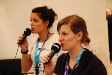 Leichtes Summen reicht aus: koeln.de-Reporterin Ronja Gasper (r.) nimmt "We Sing Vol. 2" für die Nintendo Wii unter die Lupe. Leichtes Summen reicht aus: koeln.de-Reporterin Ronja Gasper (r.) nimmt "We Sing Vol. 2" für die Nintendo Wii unter die Lupe.